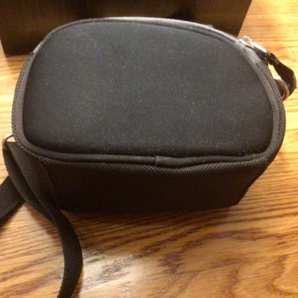 Kenneth Cole Reaction Camera Case - Picture 4 of 5